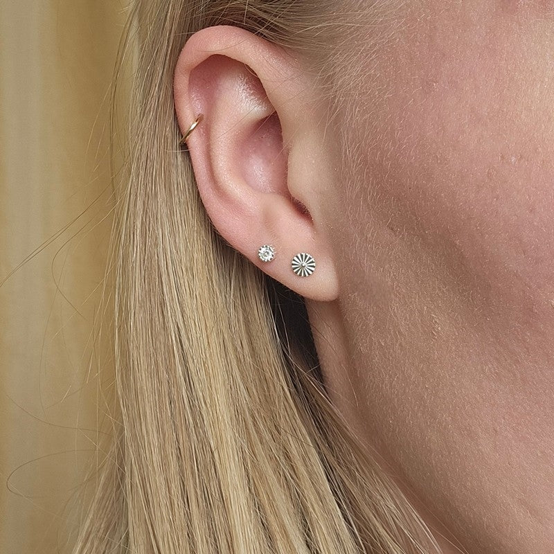 Aqua Dulce - Tiny Daisy Earstud i sterlingsølv