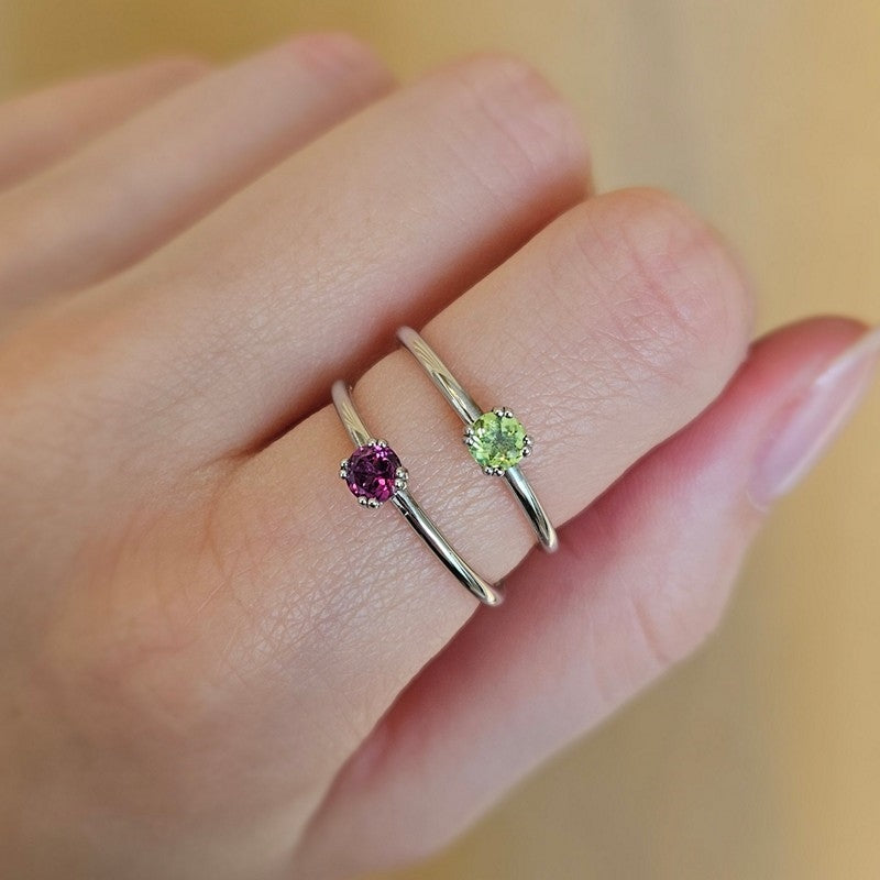 Mads Z - Poetry Solitaire ring m. grøn peridot i sølv