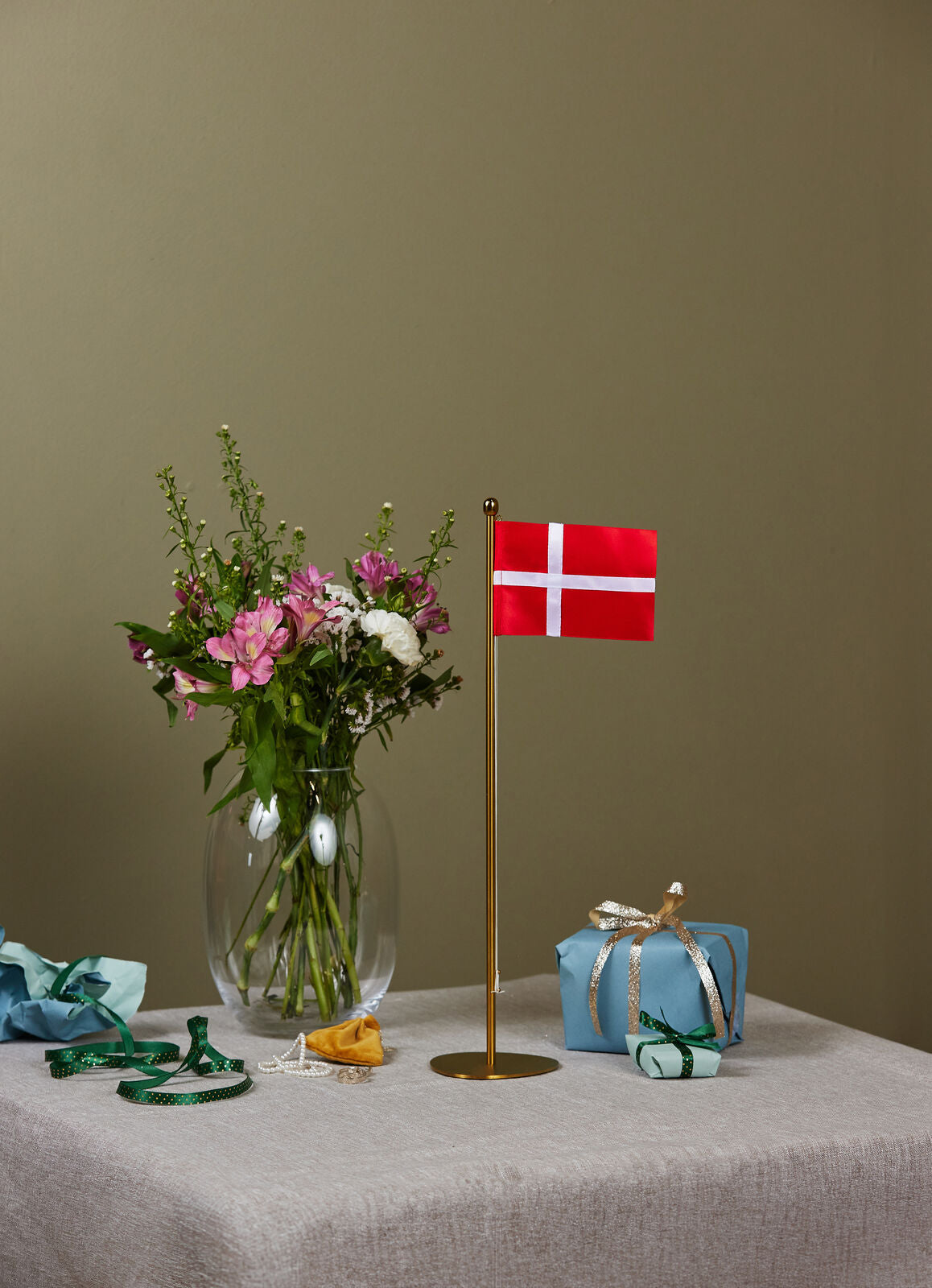 Piet Hein bordflag med Dannebrog i messing, set fra siden