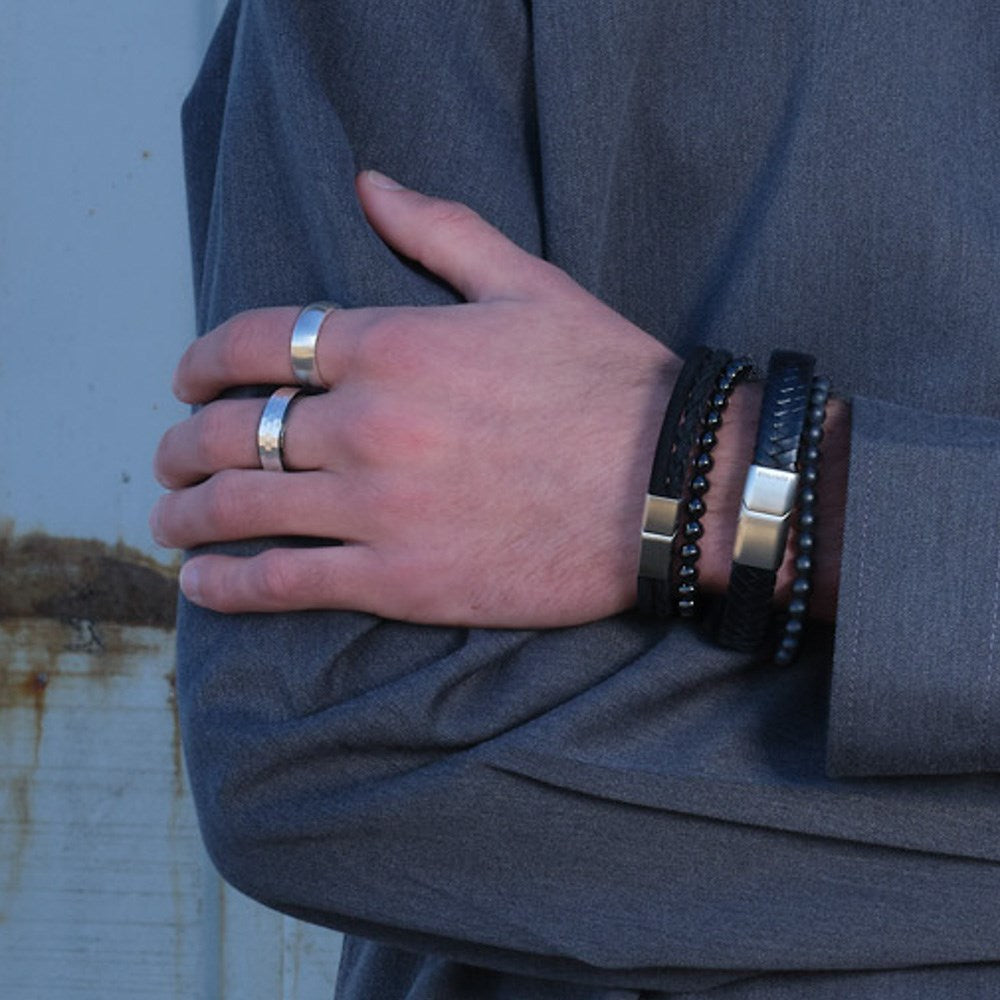 Son of Noa - Armbånd med sort kalveskind og rustfrit stål båret af model
