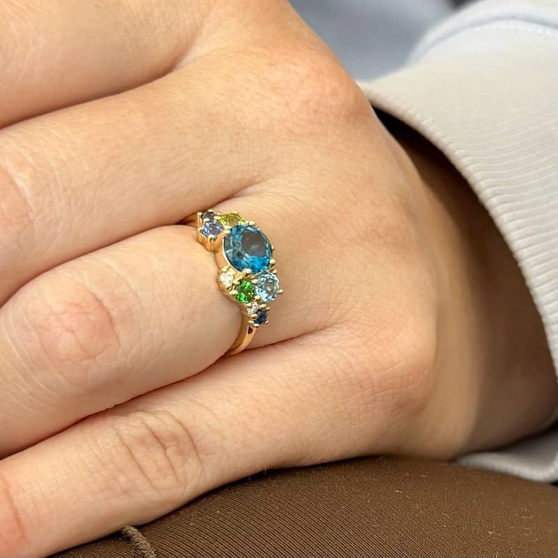 Mads Z Four Seasons Winter ring i 14 kt guld med blå ædelstene og 0,06 ct diamanter