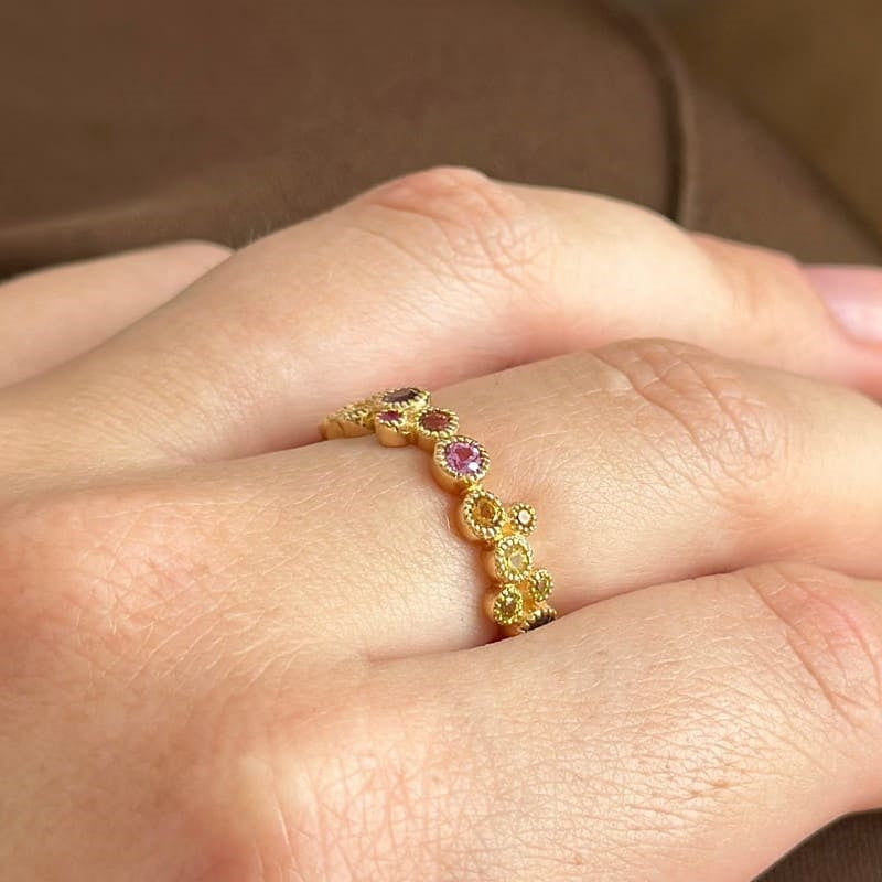 Mads Z Luxury Rainbow ring i 14 kt guld med farvede ædelsten båret på model