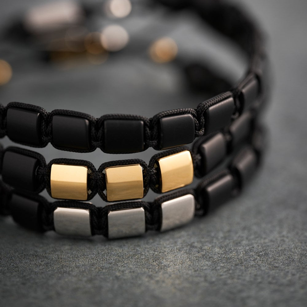 Son of Noa - Herrearmbånd 3xSquare i blank stål m. sorte onyx vist sammen med øvrige smykker fra serien