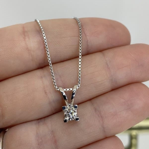 Kleopatra Vedhæng i 8 kt. hvidguld 0,05ct.-0,25ct. diamant