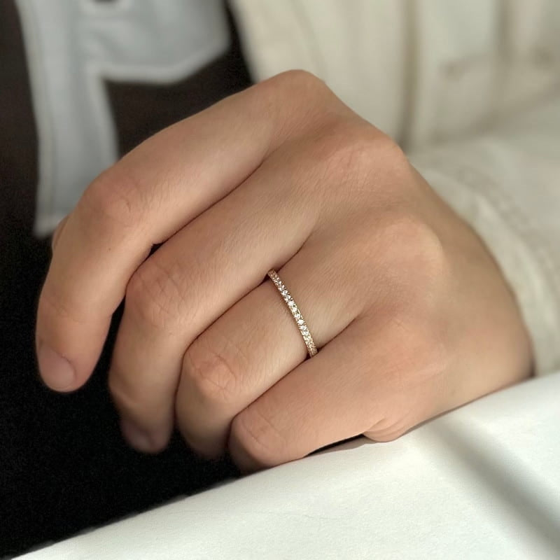 Mads Z Sparkle ring i 8 kt guld med klare zirkonia båret på model