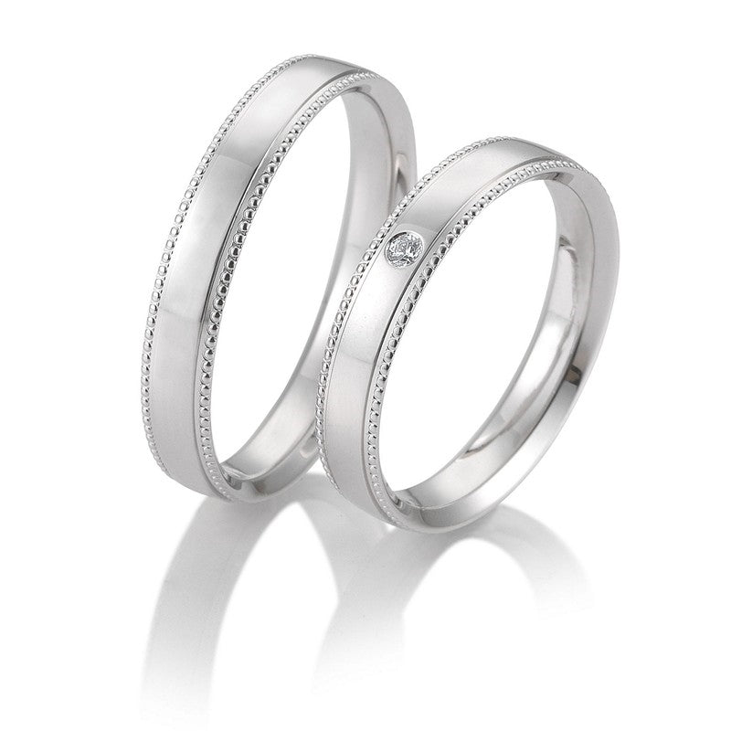 Vielsesringe fra Breuning i 9/14 kt hvidguld med blank overflade, mini kugler, graveret linje og 0,025 ct