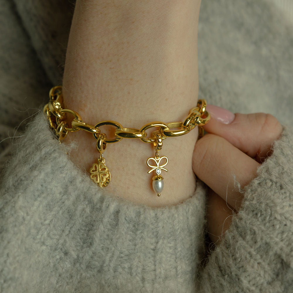 Christina Jewelry Celebrate hænger charm i forgyldt sølv, model