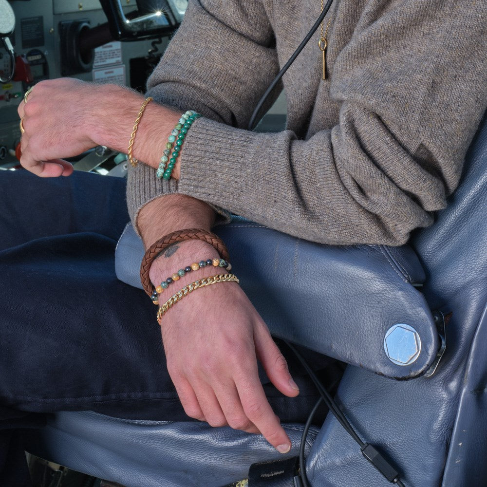 Son of Noa - Armbånd med brunt kalveskind og rustfrit stål båret af model