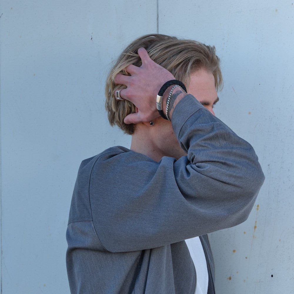 SON of NOA - Herrearmbånd i rustfrit stål 5 mm båret af model
