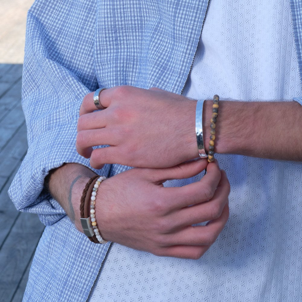 Son of Noa Herre armbånd med mat gul tigerøje båret af model