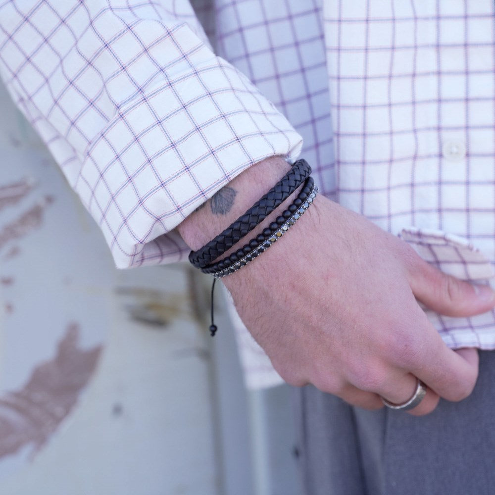 SON of NOA - Herrearmbånd med mat sort onyx båret af model