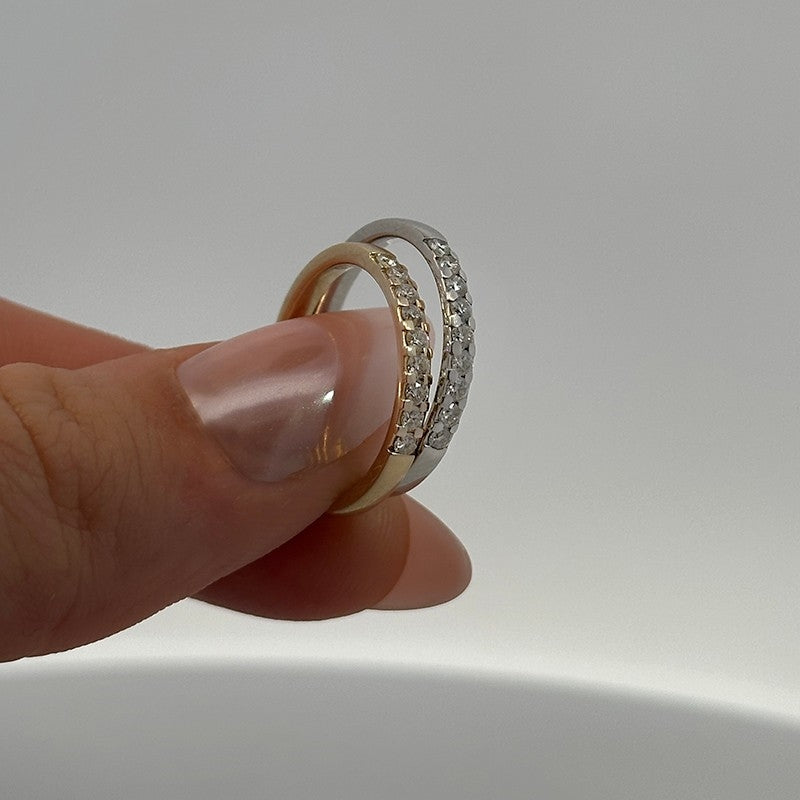 Denne tidløse alliancering i 14 kt. hvidguld er et smykke