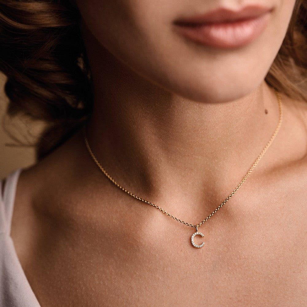 Bogstav vedhæng i 14 kt guld m i alt 0,035 - 0,115 ct - 9,5 mm