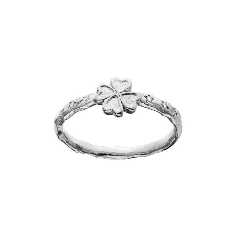 Clover Ring fra Maanesten er en fin og symbolsk ring