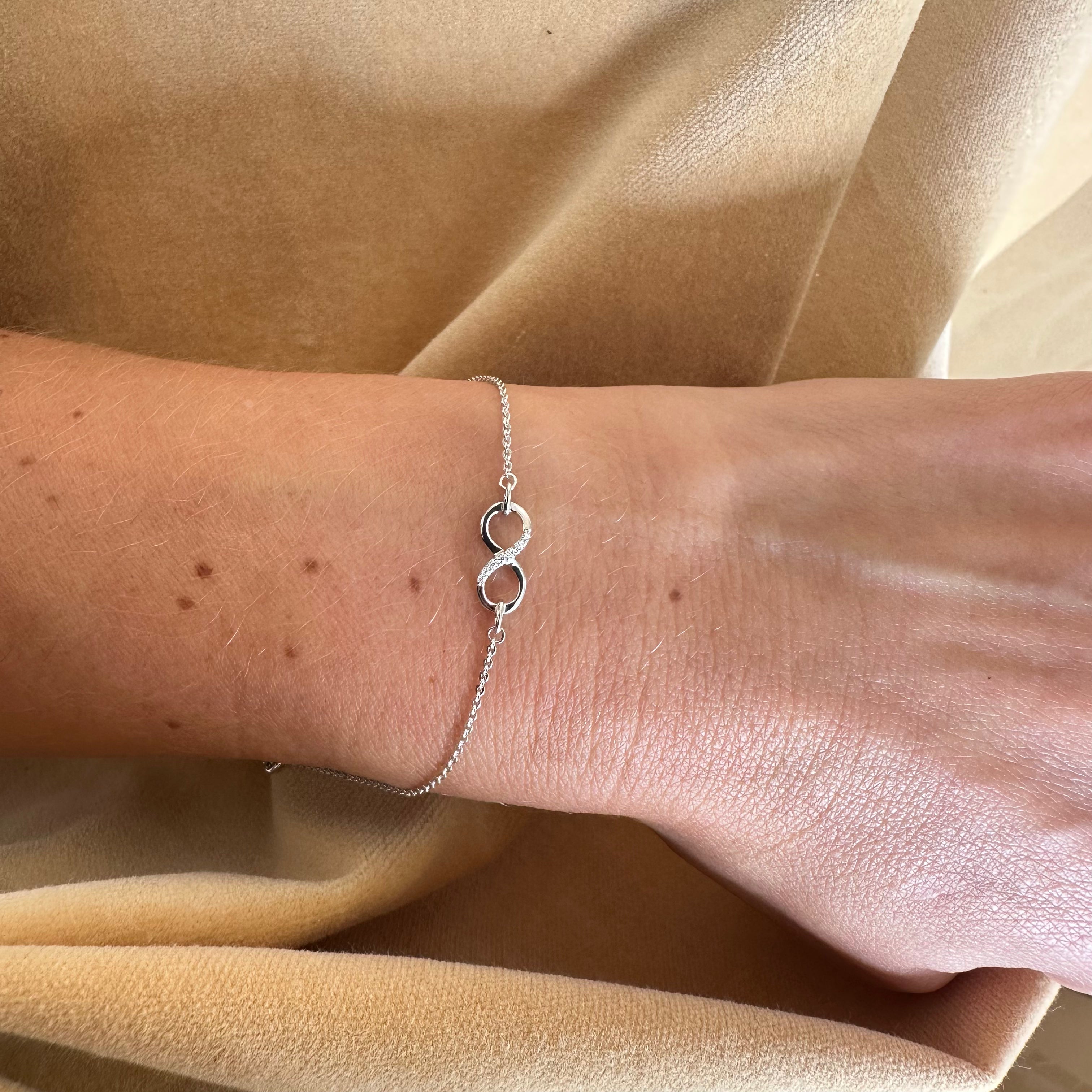 Armbånd med uendelighedstegn og zirkonia i rhodineret sølv