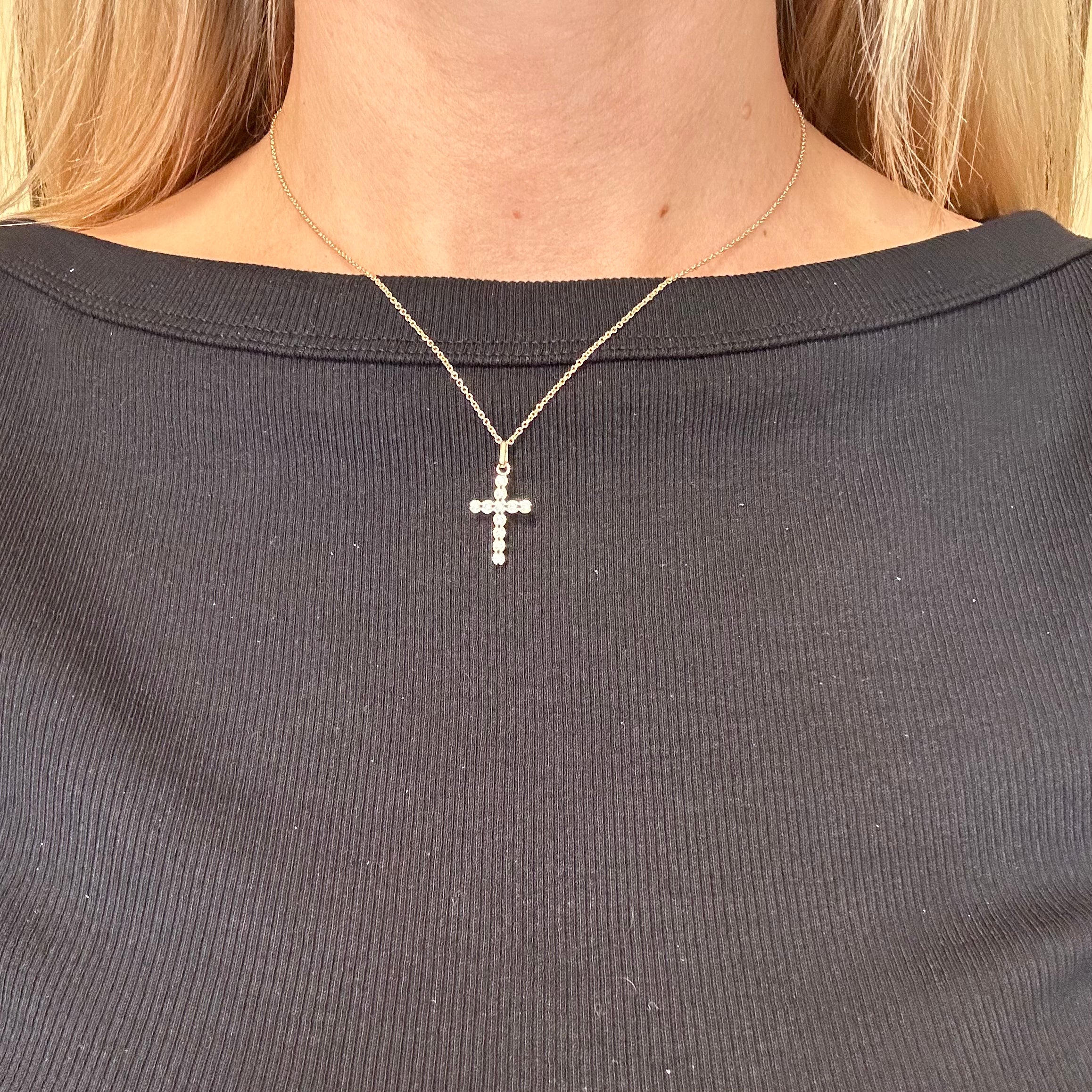 Kors vedhæng i 8 kt guld med zirkonia og forgyldt sølv kæde 20x13 mm