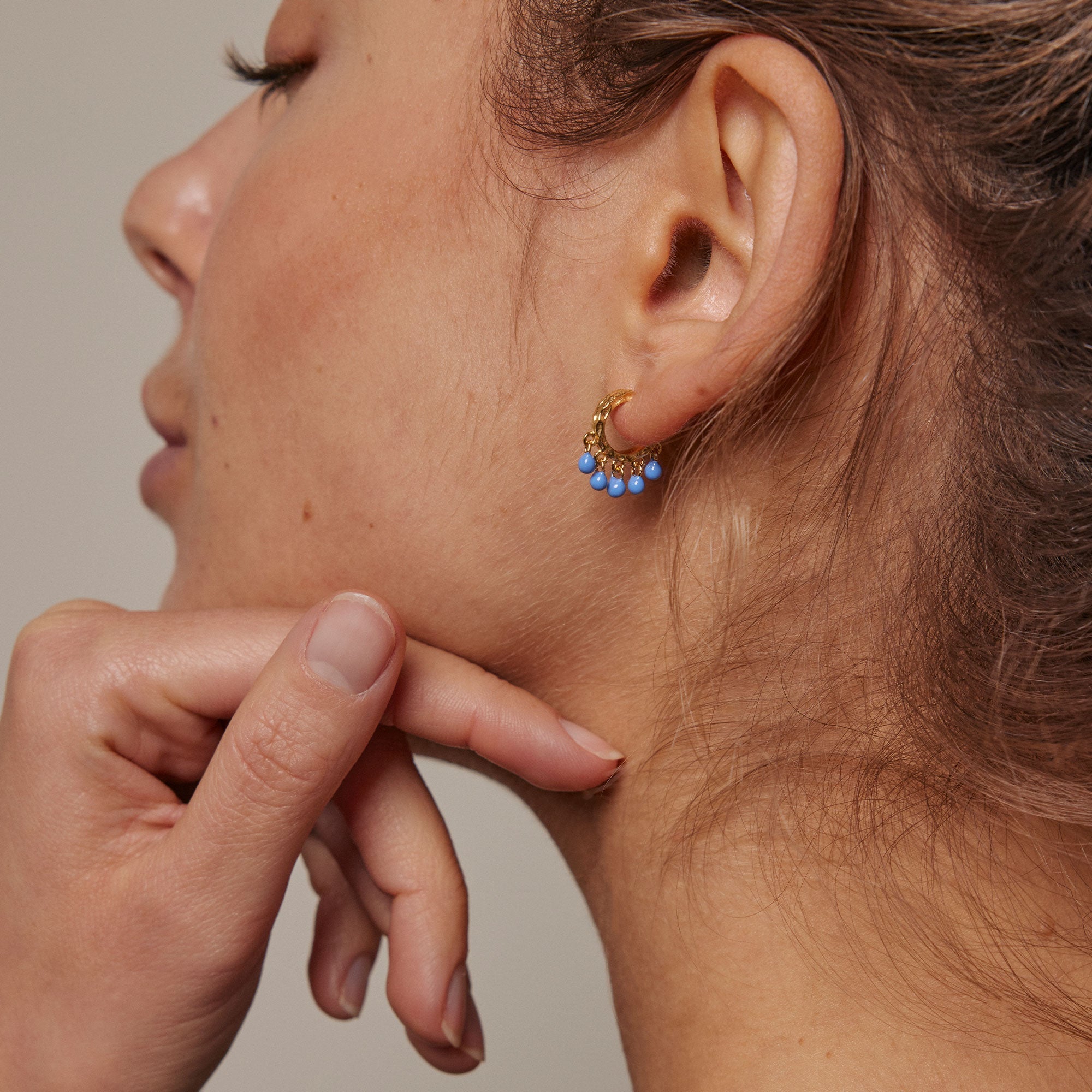 Enamel Astrid Hoops i forgyldt sølv med blå emalje (cornflower) - vist i nærbillede
