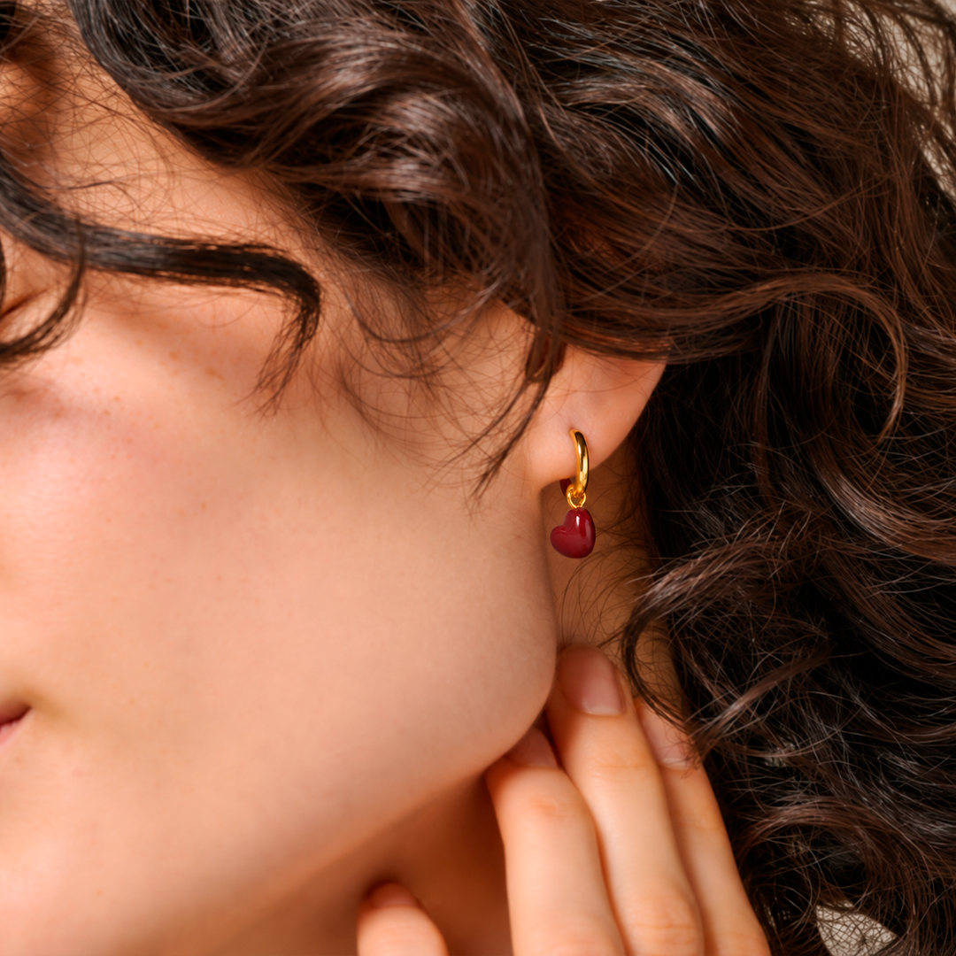 Enamel Grand Amore Hoops i forgyldt messing med bordeaux hjerter, billede 2