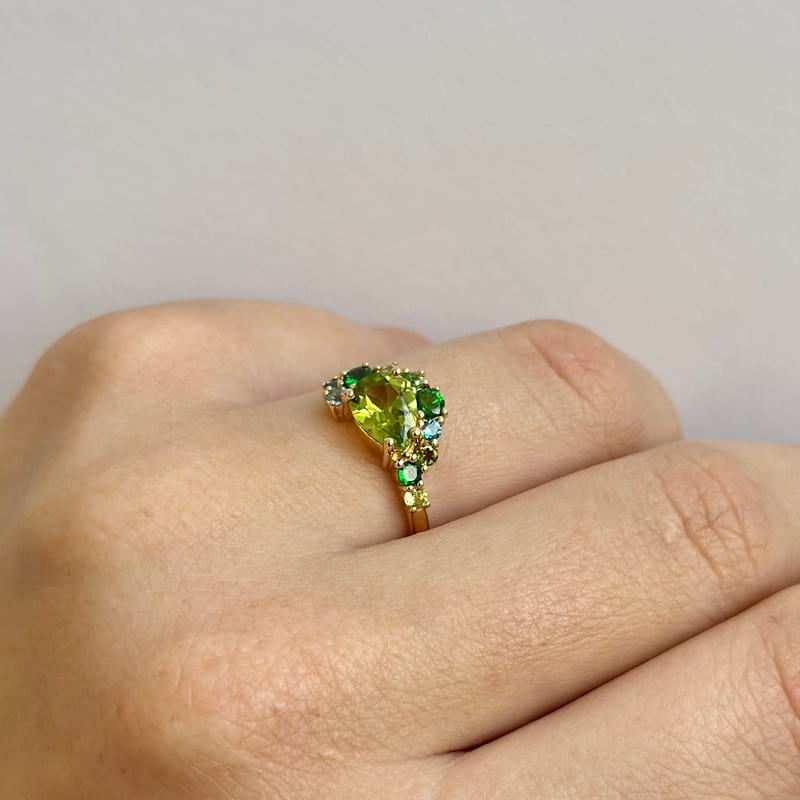 Mads Z Four Seasons Spring ring i 14 kt guld med grønne og blå ædelstene båret på model
