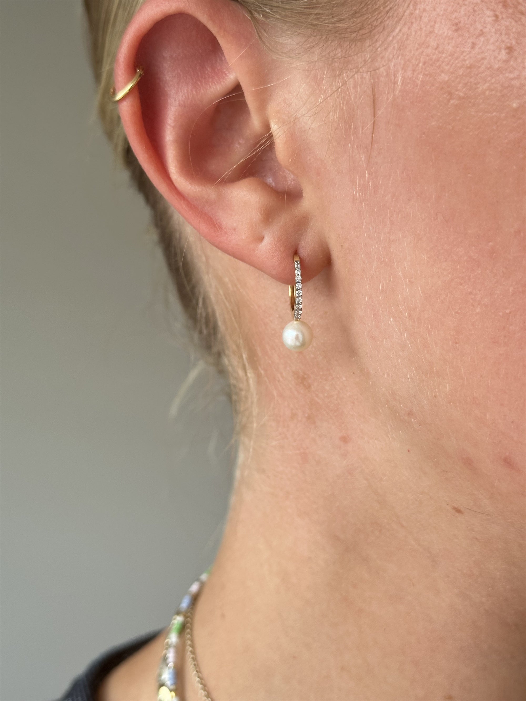8kt guld let oval creol med zirkonia og ferskvandperle