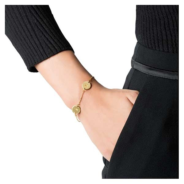 Jane Kønig Lovetag armbånd i forgyldt sølv 2-LOVE-TAG-G på model