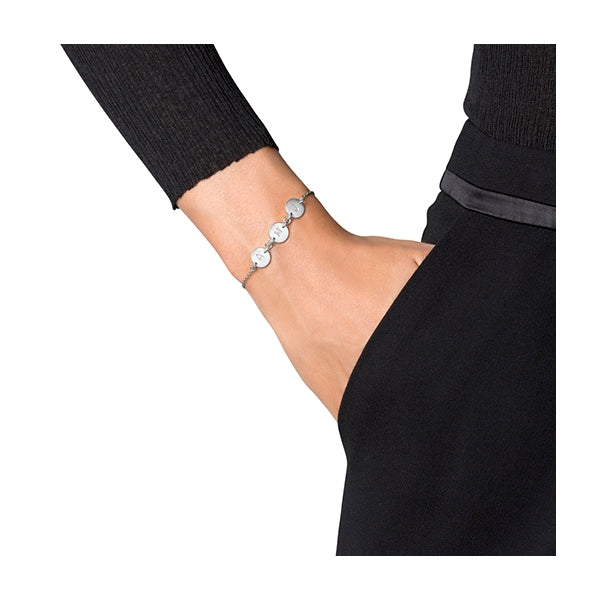 Jane Kønig Lovetag armbånd med 3 vedhæng 3-LOVE-TAG-S på model