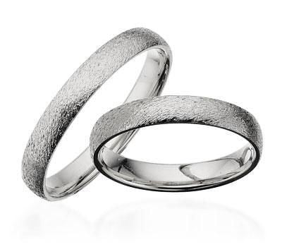 Scrouples vielsesringe i hvidguld med rustik overflade og 0,03 ct brillant