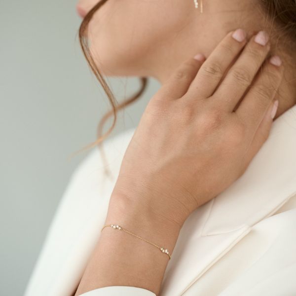 NURAN Aura armbånd i 14 kt guld med diamanter båret på model