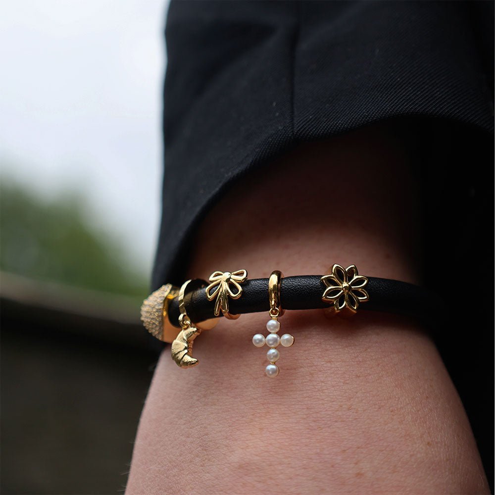 Christina Bow charm i forgyldt sølv til læderarmbånd båret på model