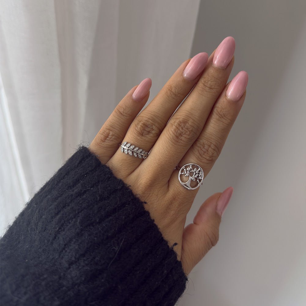 Christina Forest Leaves ring i sølv med zirkonia båret på model