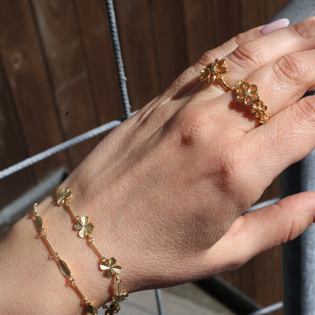 Christina Four Leaf Clover armbånd i forgyldt sølv 9 mm båret på model