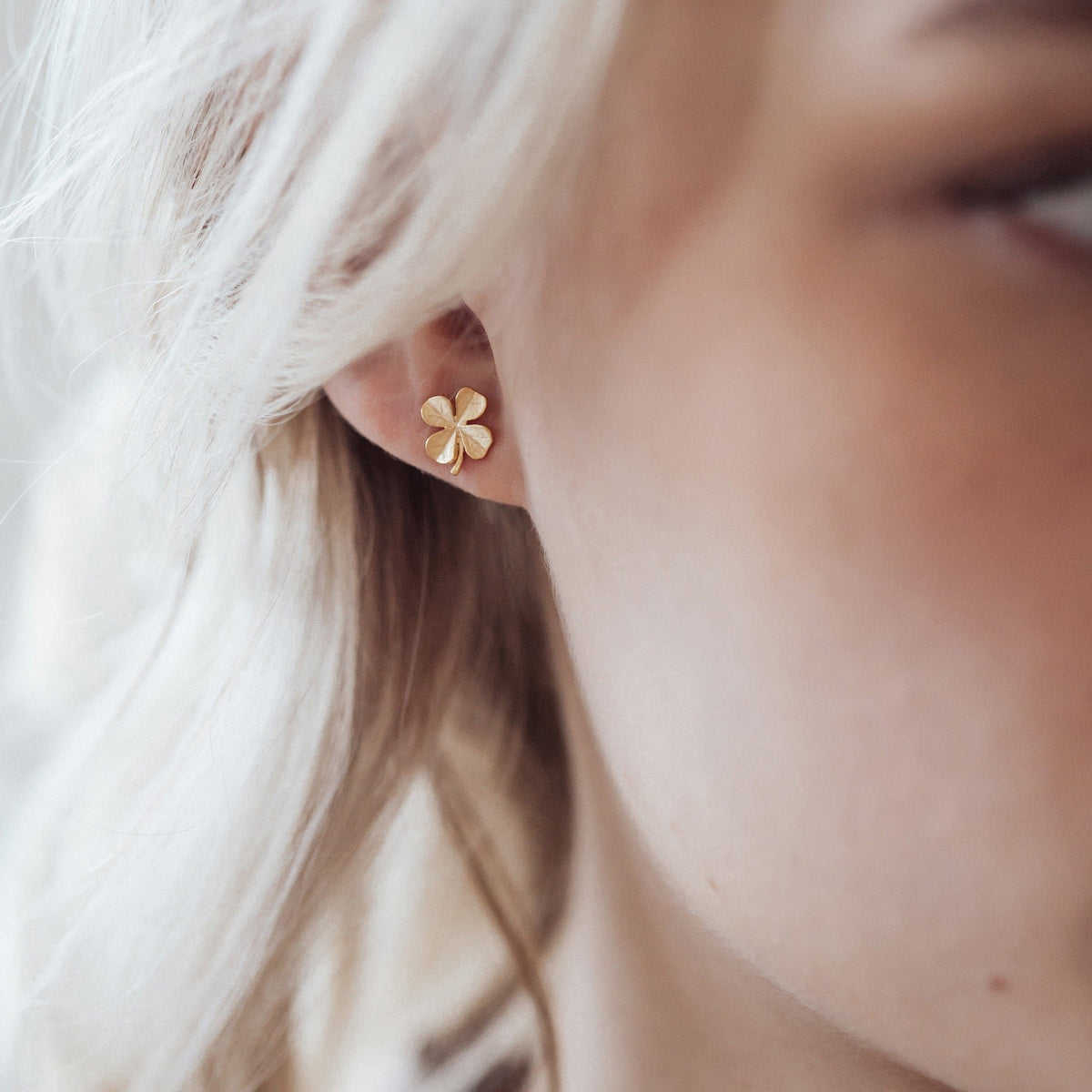 Christina Four Leaf Clover øreringe i forgyldt sølv båret på model