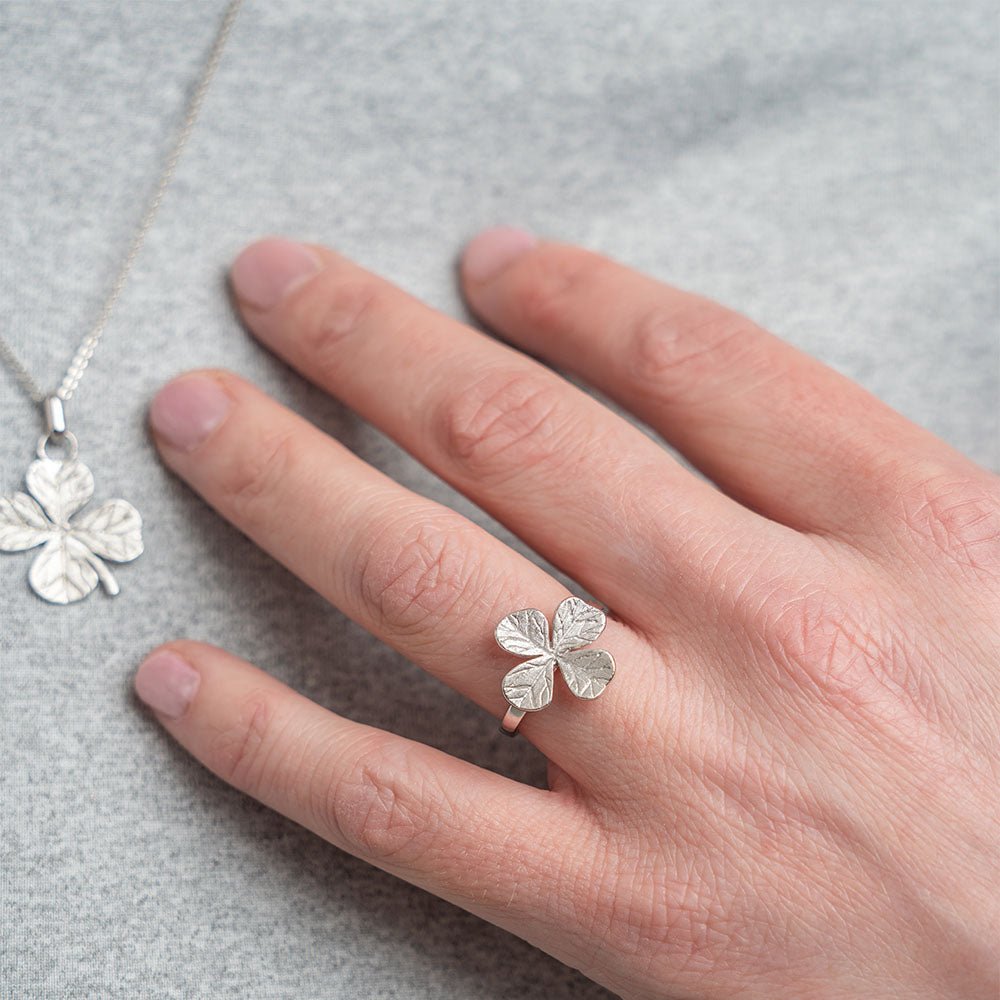 Christina Four Leaf Clover ring i sølv båret på model