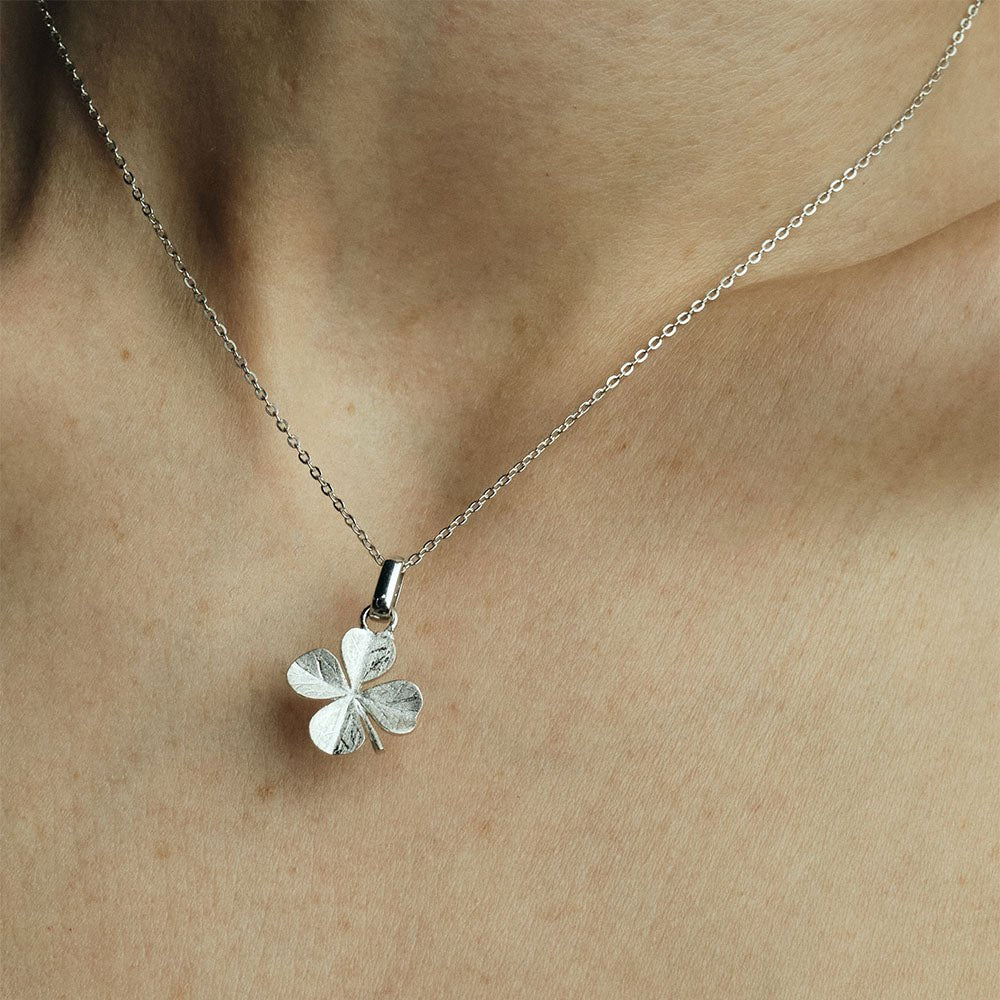 Christina Four Leaf Clover vedhæng i sølv båret på model