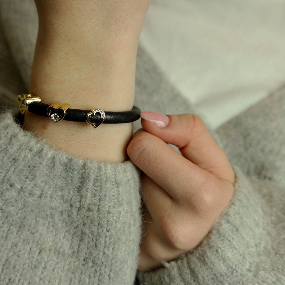Christina Love Story charm i forgyldt sølv med zirkonia til læderarmbånd båret på model