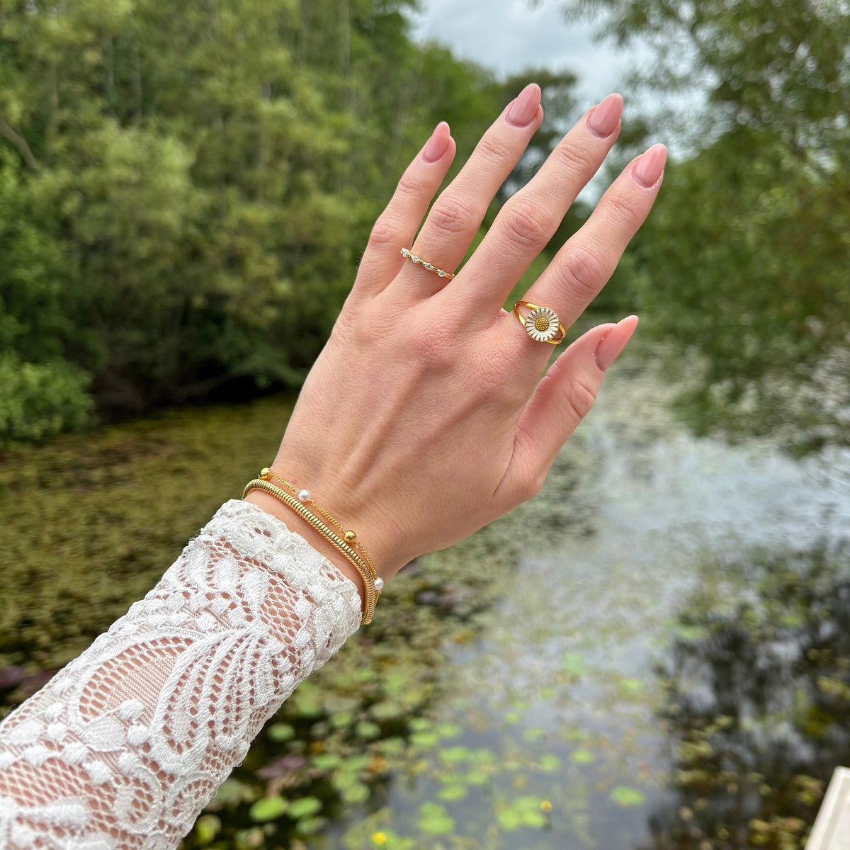 Christina Marguerit ring i forgyldt sølv 11 mm båret på model
