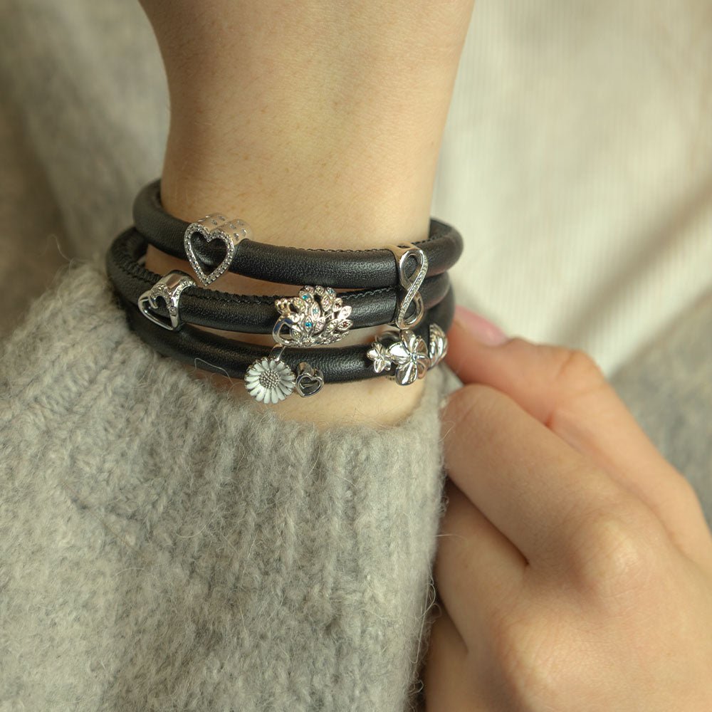 Christina Marguerit Bliss charm i sølv til læderarmbånd båret på model