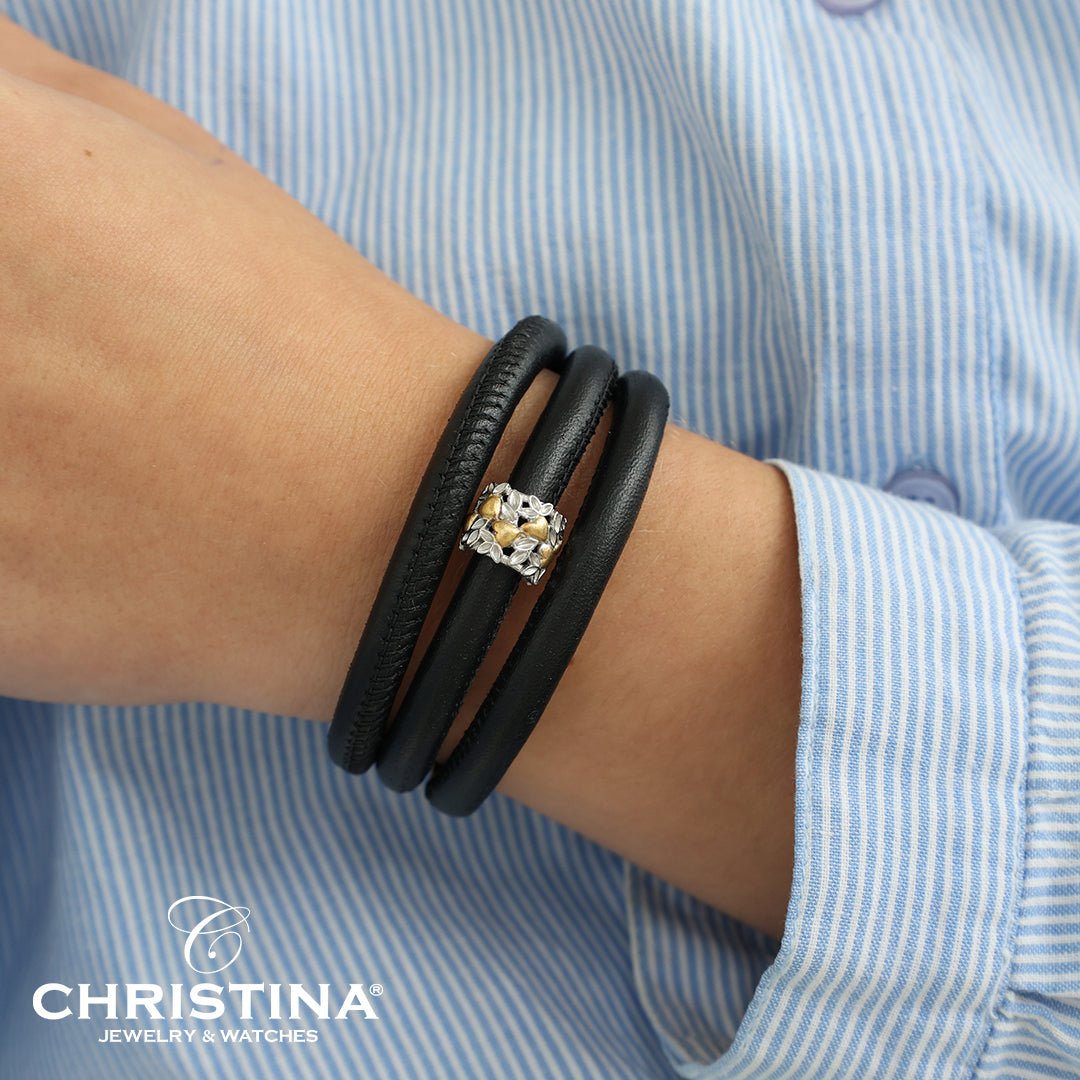 Christina My Loving Nature charm i forgyldt sølv til læderarmbånd båret på model