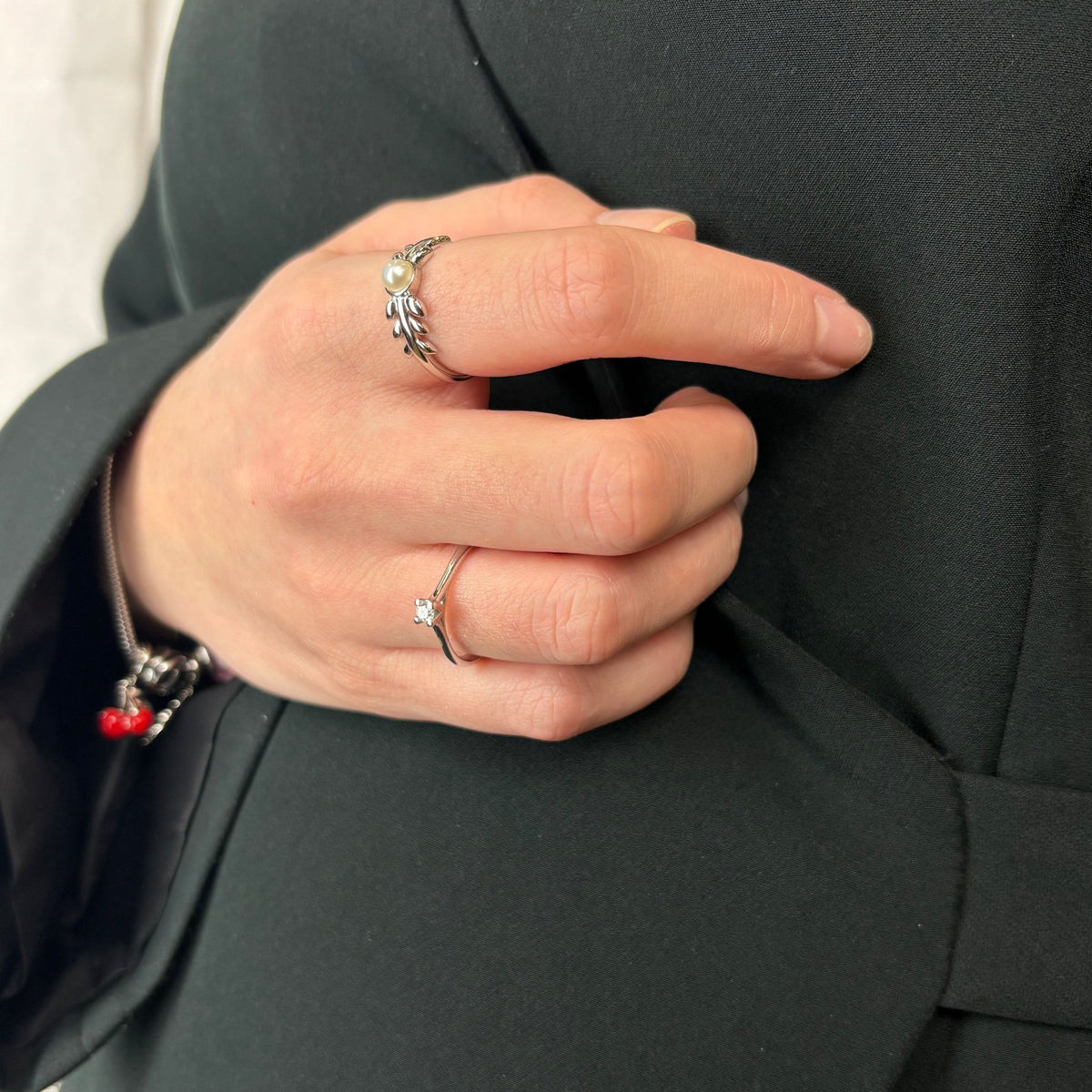 Christina Pearl & Nature ring i sølv med perler båret på model