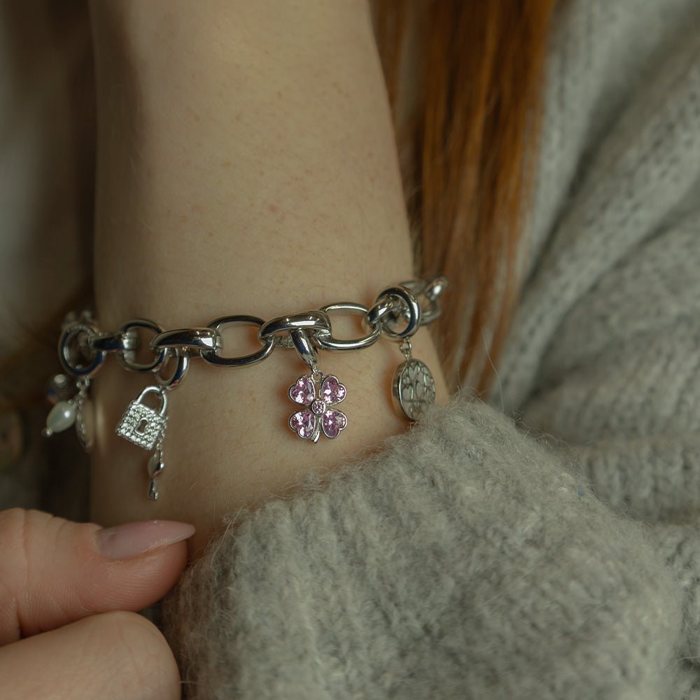 Christina Pink Heart Clover charm i sølv med zirkonia til læderarmbånd båret på model