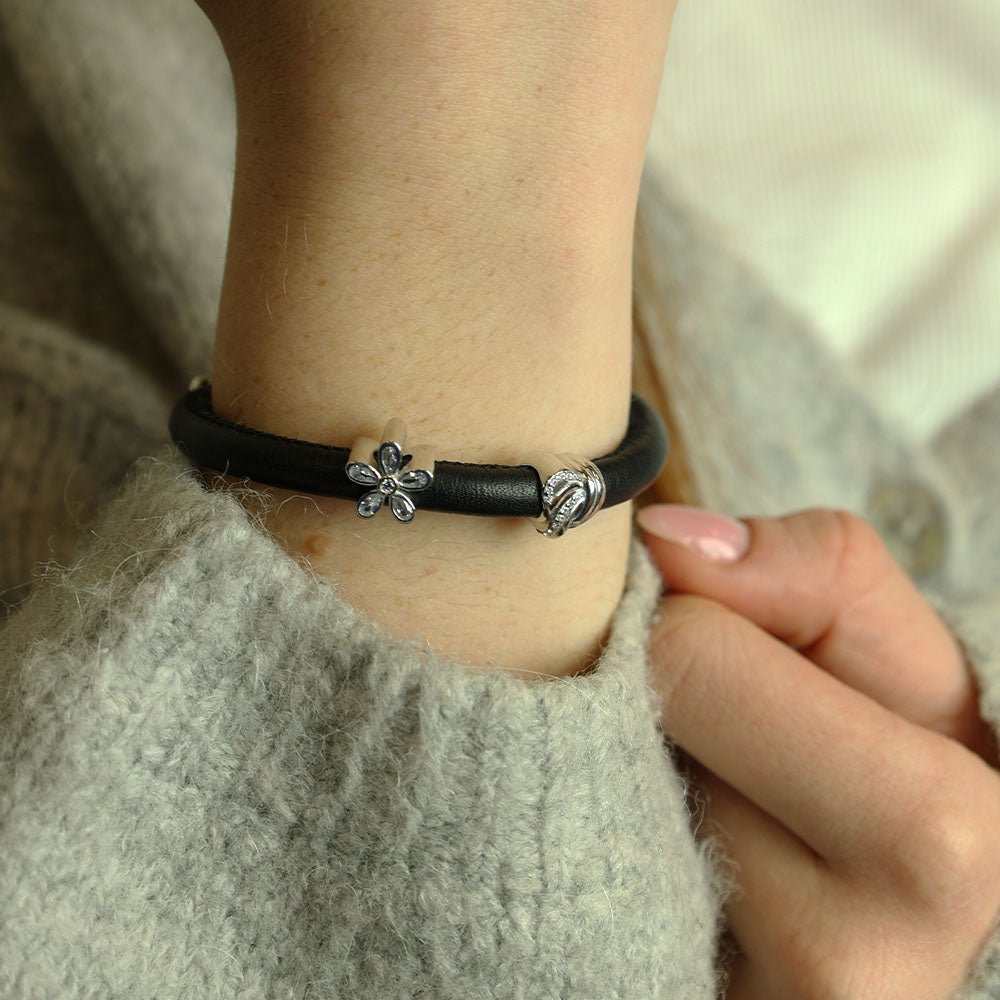 Christina Spellbound charm i sølv med zirkonia til læderarmbånd båret på model