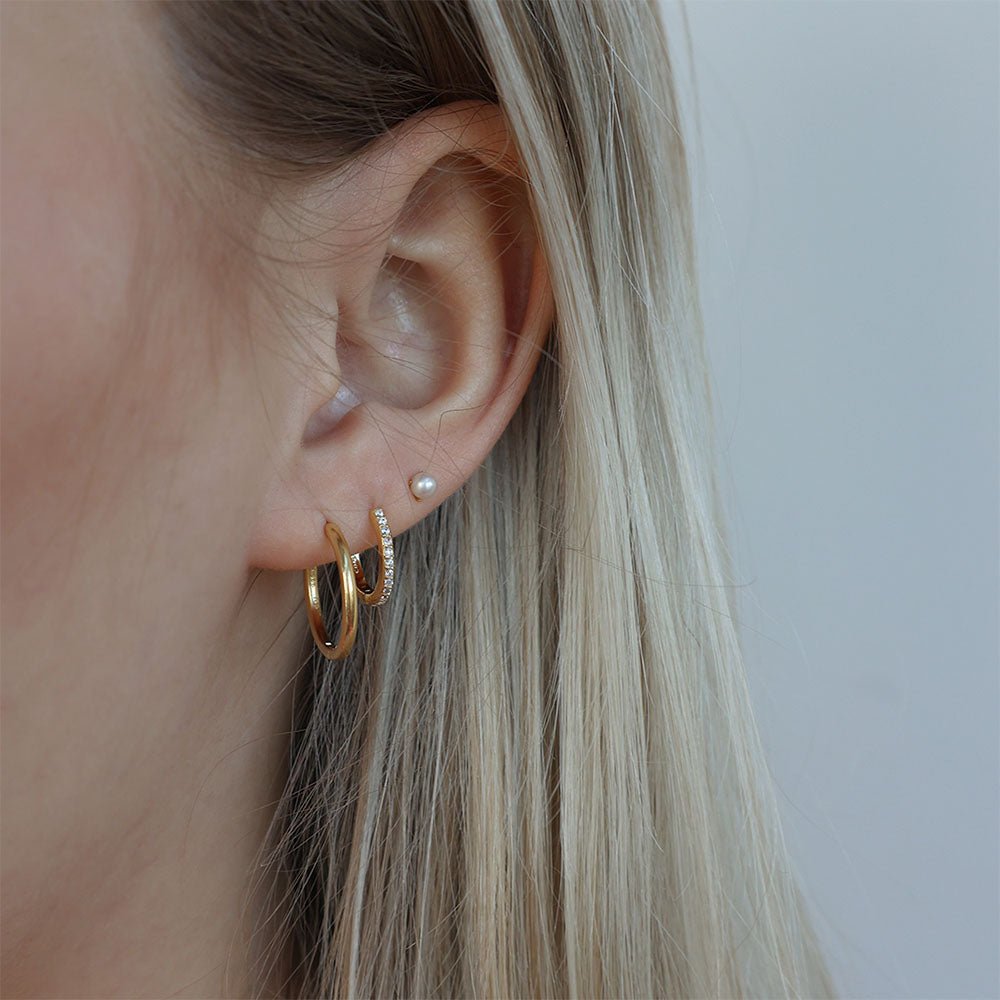 Christina Twinkle Hoops øreringe i forgyldt sølv med zirkonia 13 mm båret på model