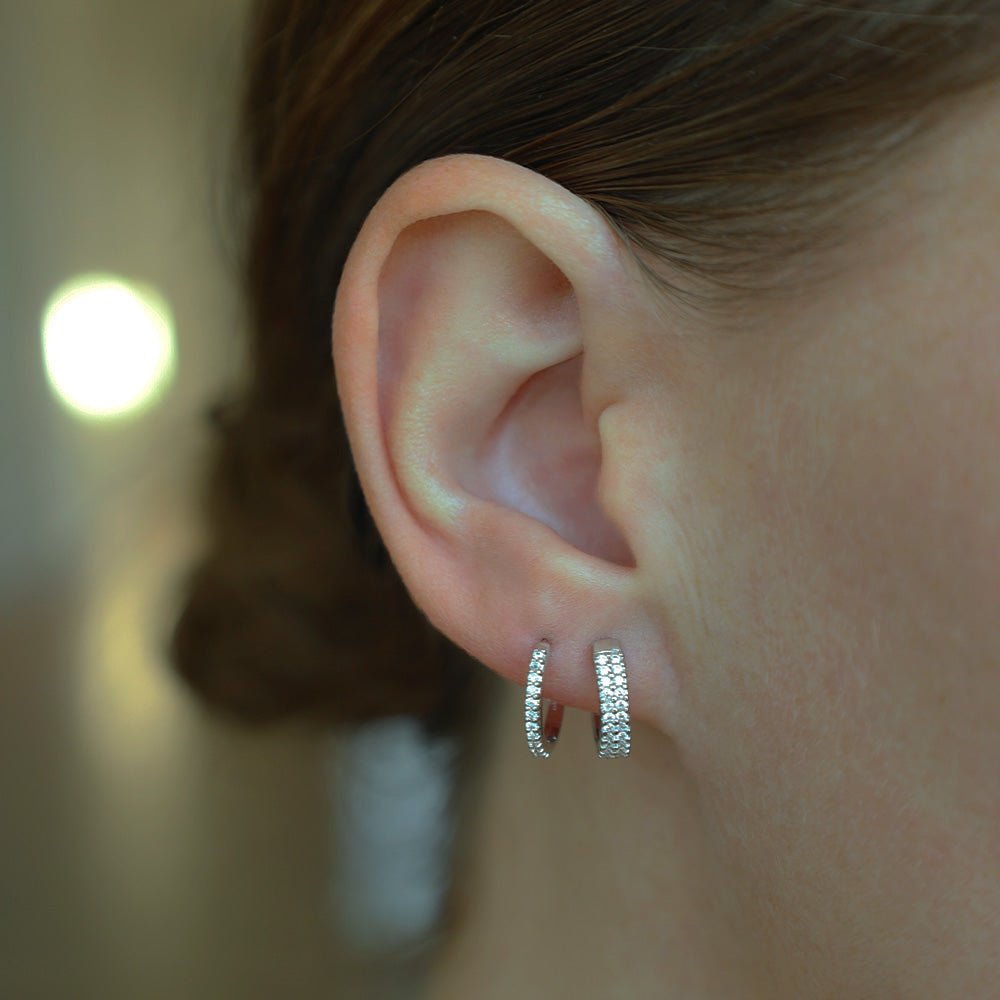 Christina Twinkle Hoops øreringe i sølv med zirkonia 13 mm båret på model