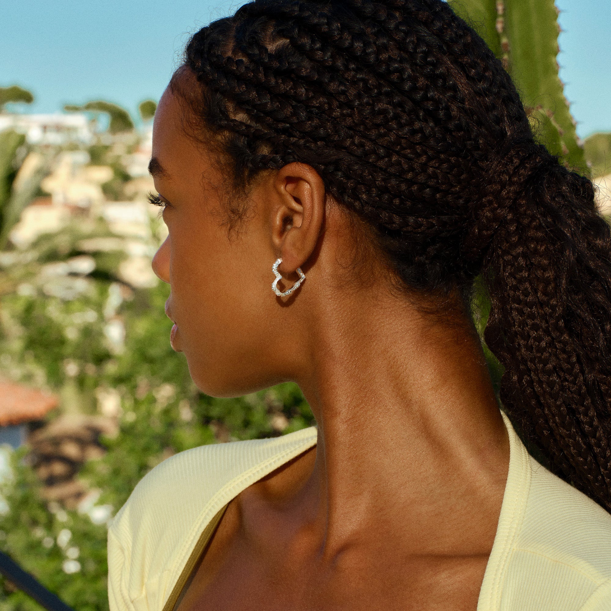 Camille Brinch Medium Heart Crush Hoops — hjerteform detalje