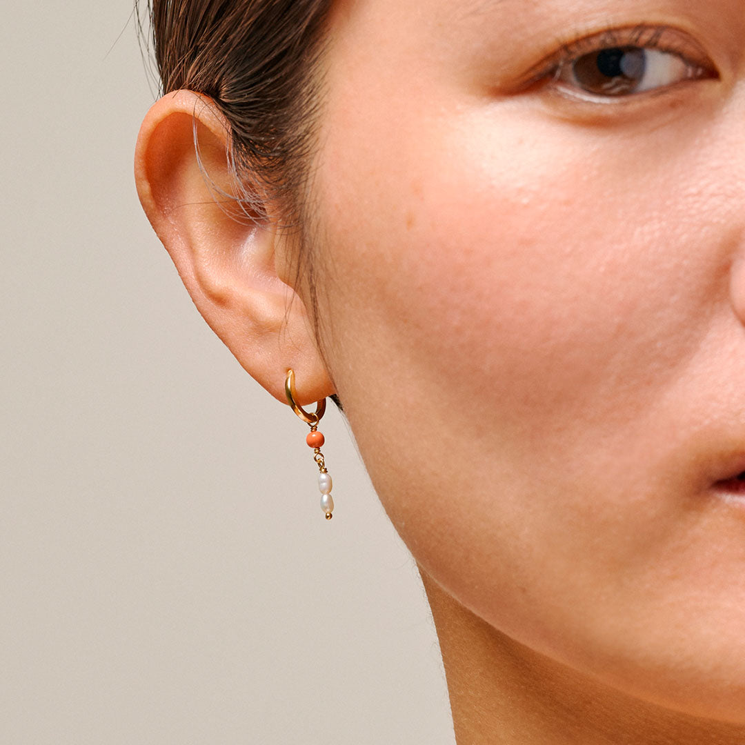 Enamel Copenhagen Hoops Liva øreringe Light Coral model closeup