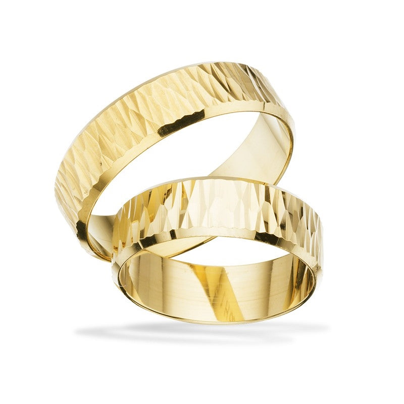 Scrouples vielsesringe i 8 eller 14 kt guld med banket overflade, mønster og skrå blanke kanter – 6 mm brede