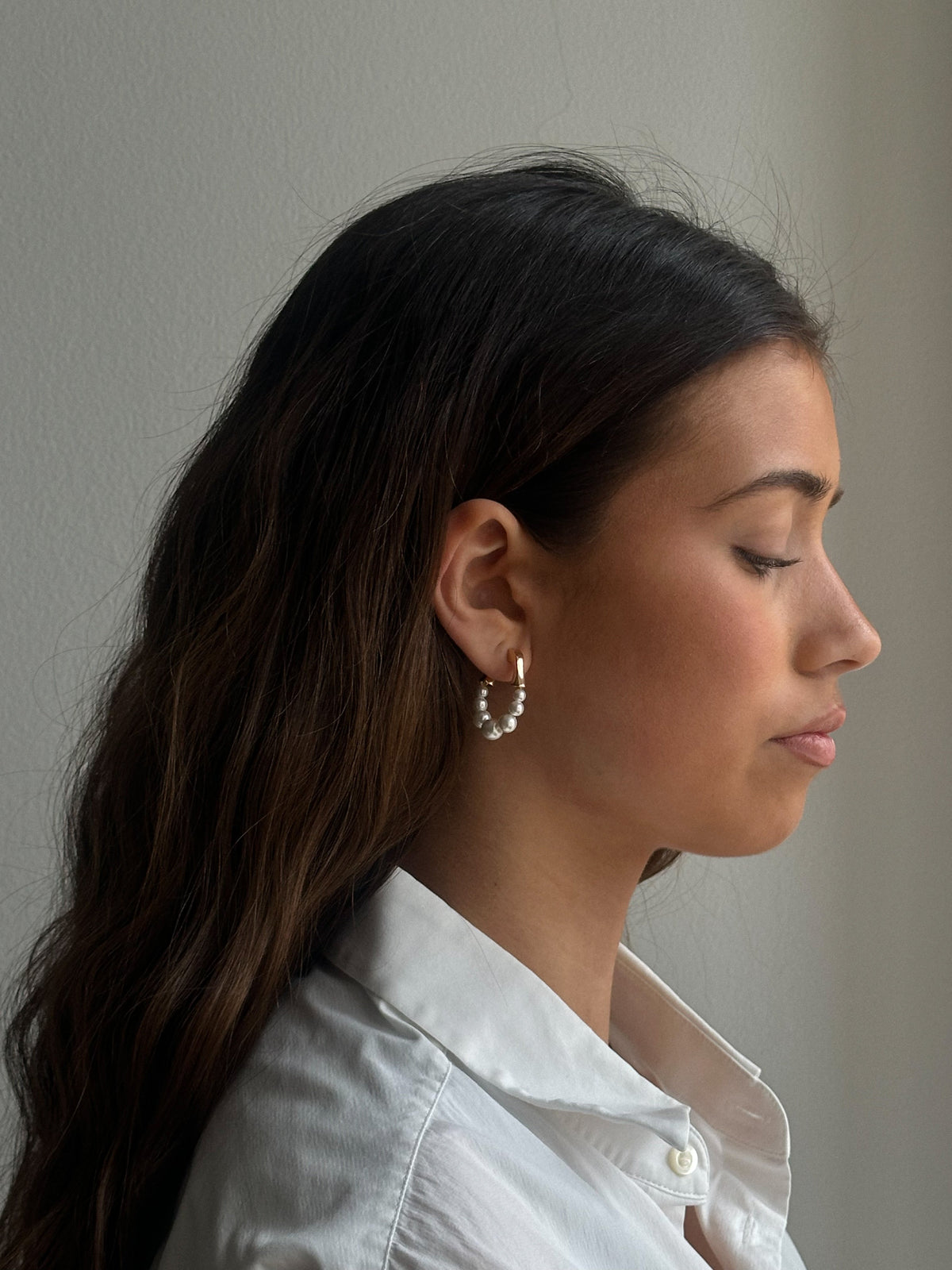 Pico Copenhagen Phoebe hoops i forgyldt messing med perler båret af model