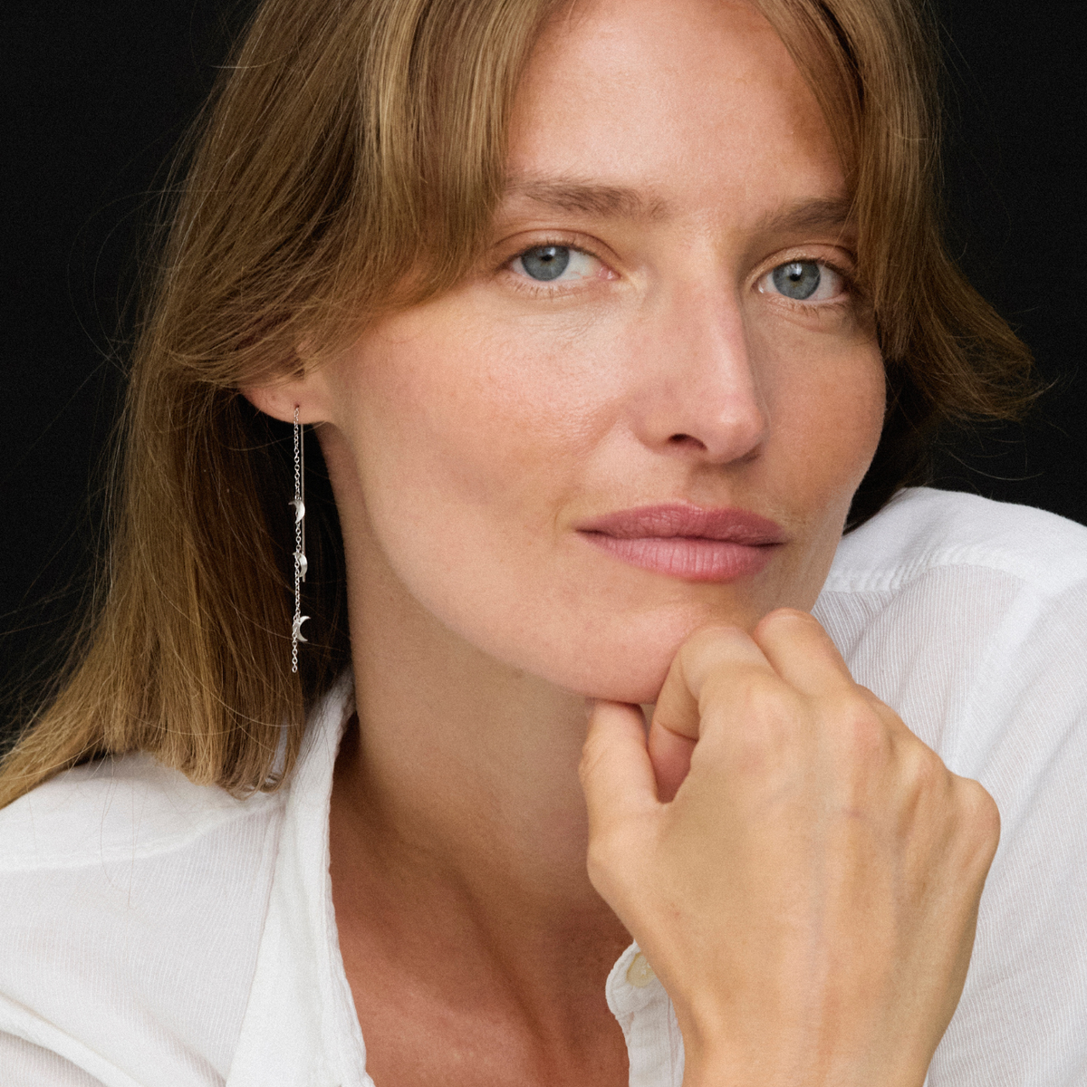 Jane Kønig Small Half Moon Chain ørering i stål på model