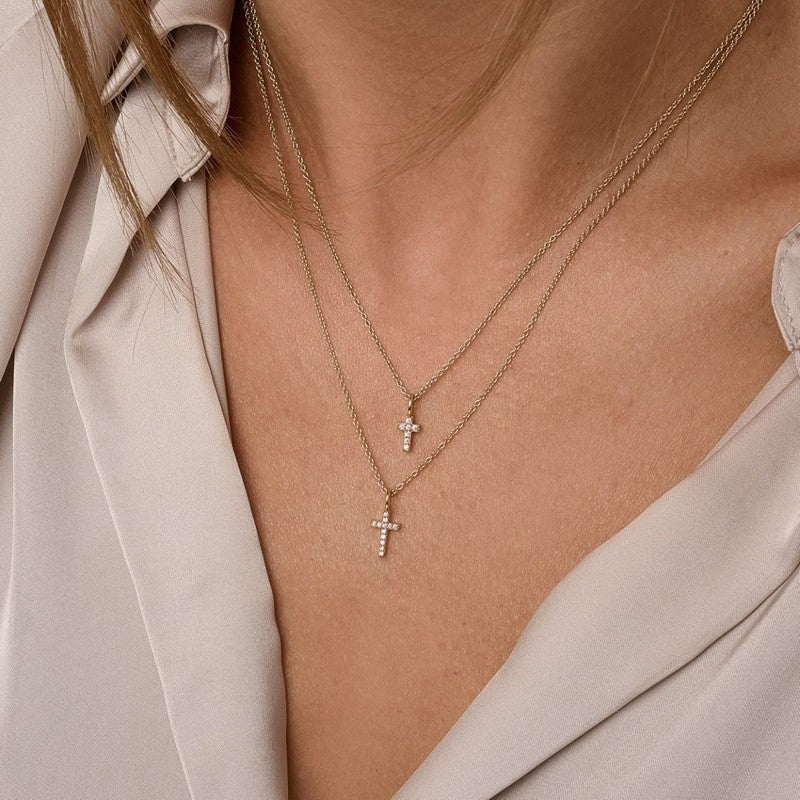 Kors vedhæng i 14 kt guld med i alt 0,035 carat. 6,5 mm