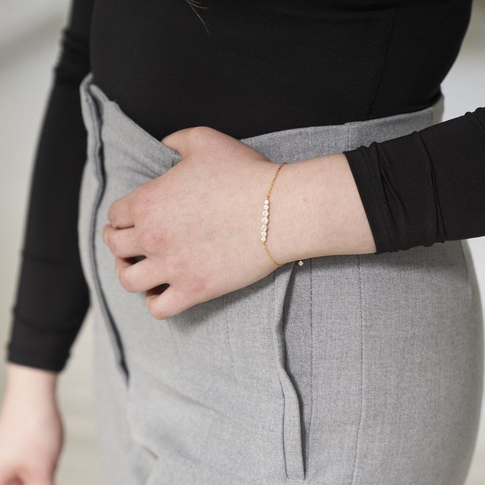 Joanli Nor LINDANOR armbånd i forgyldt sølv m. zirkonia båret af model